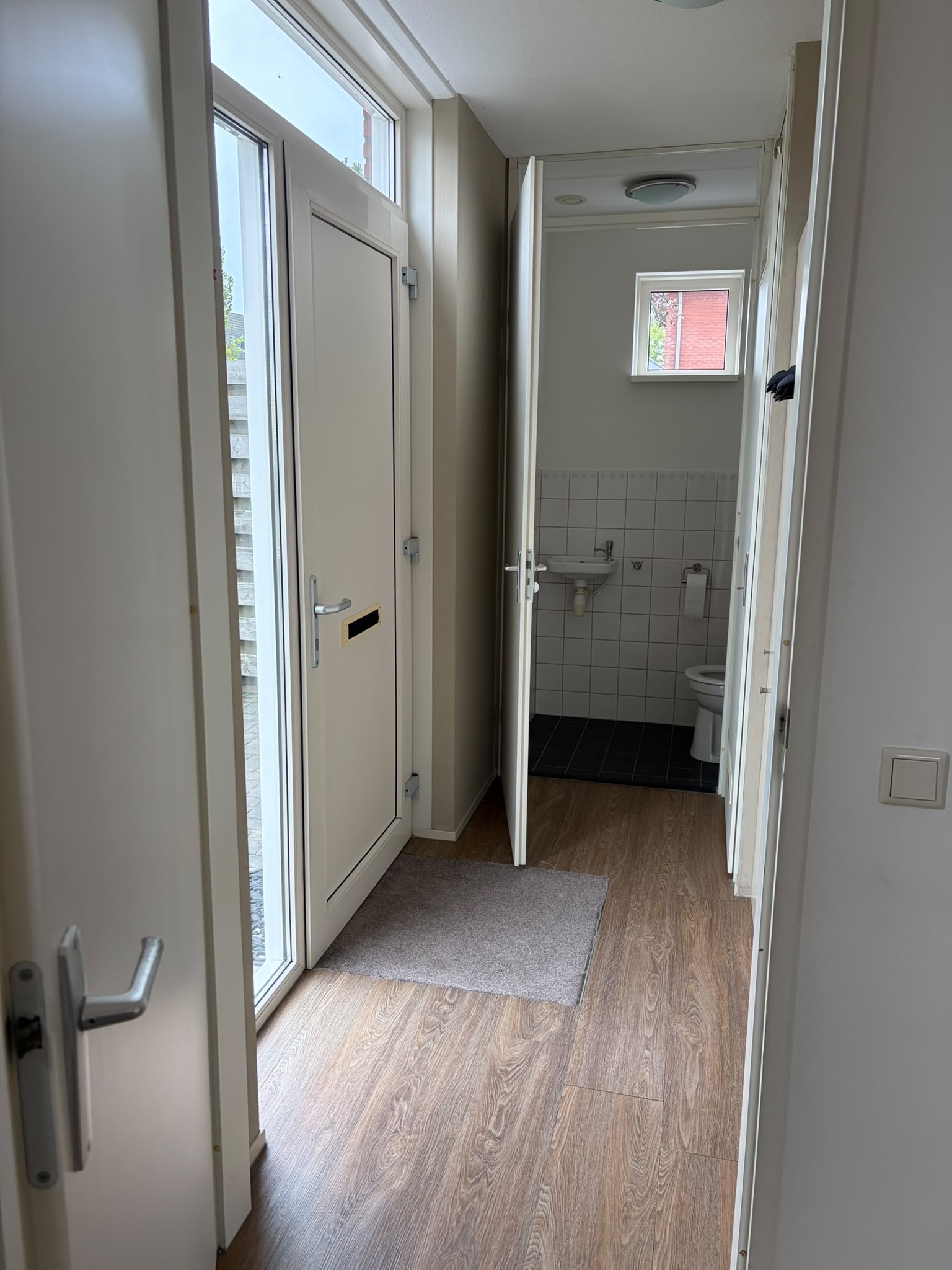 Hal met toilet beneden