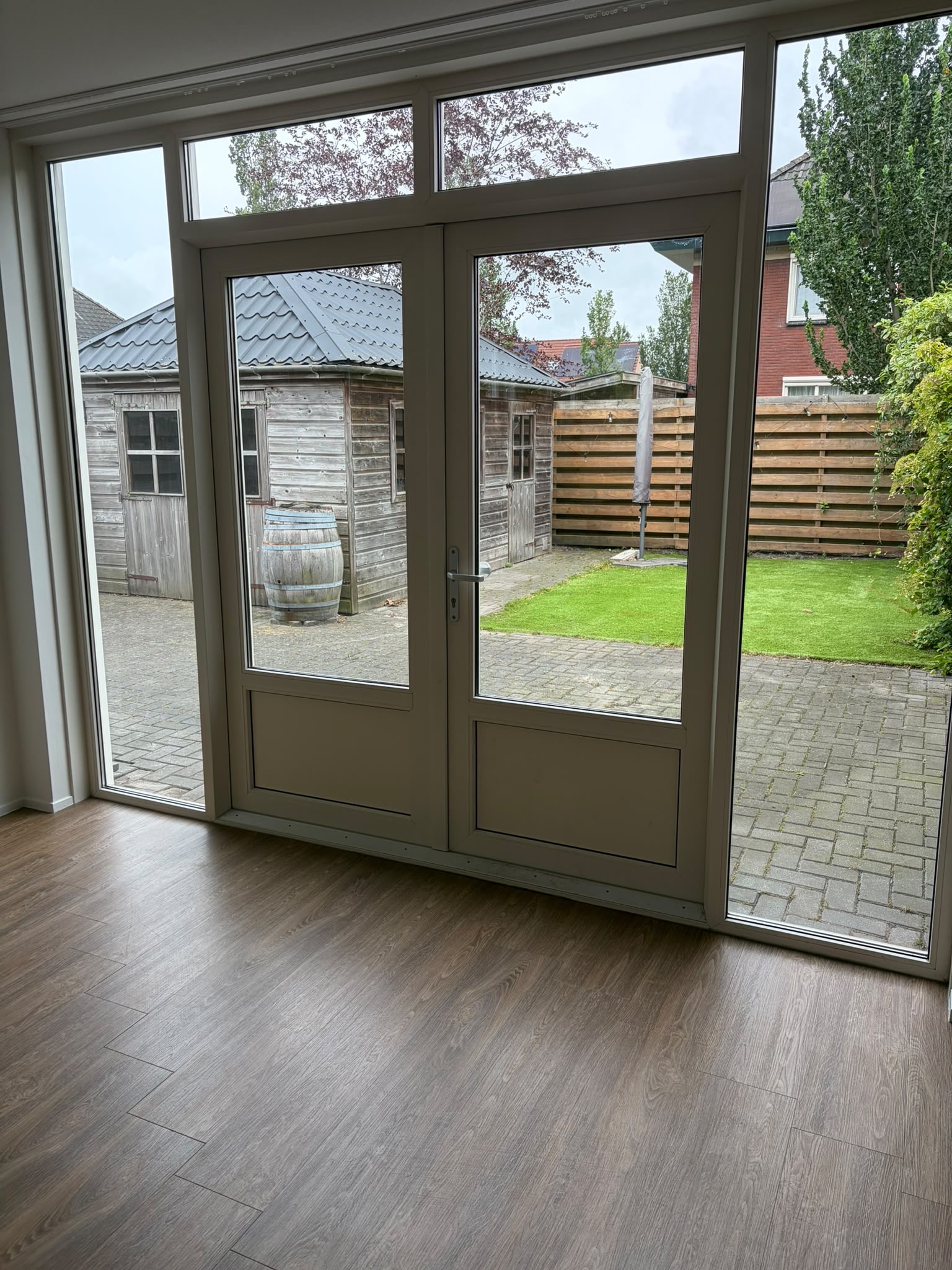 Tuindeuren met zicht op tuin